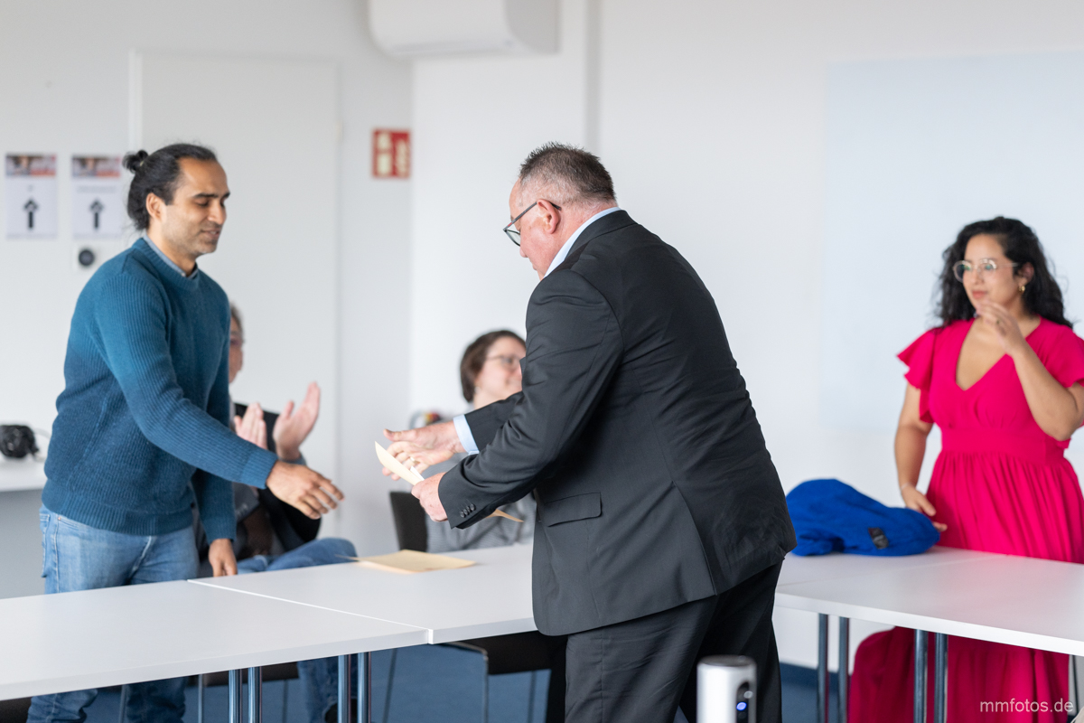 Dr. Paras Mehta nimmt die Urkunde entgegen