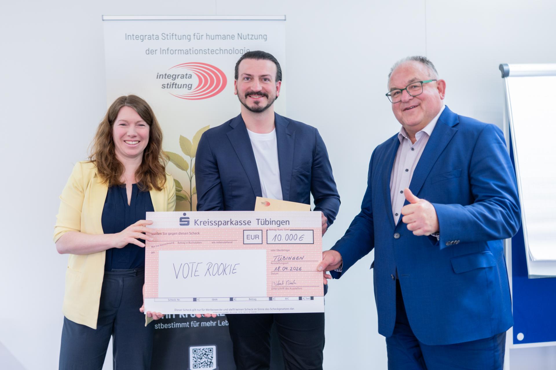 Anna Christmann und David Gelantia mit dem Preisscheck, rechts ein Vertreter der Integrata-Stiftung